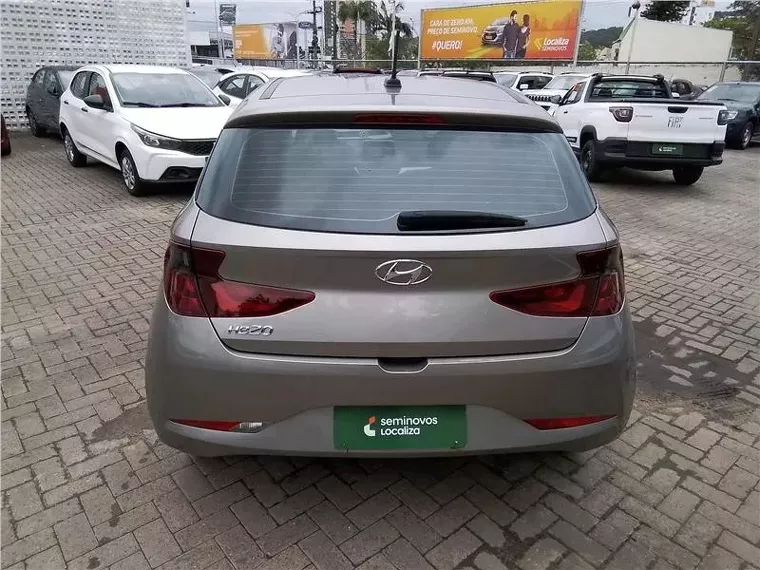 Hyundai HB20 Prata 18