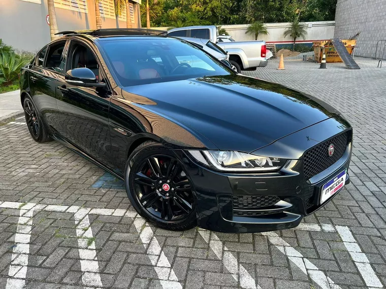 Jaguar XE Preto 6