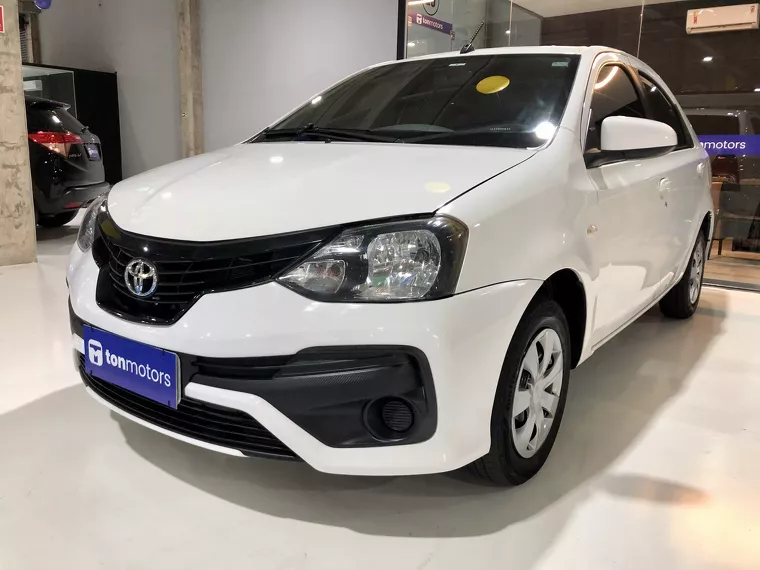 Toyota Etios Branco 12