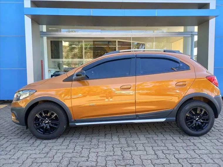 Chevrolet Onix Laranja 2