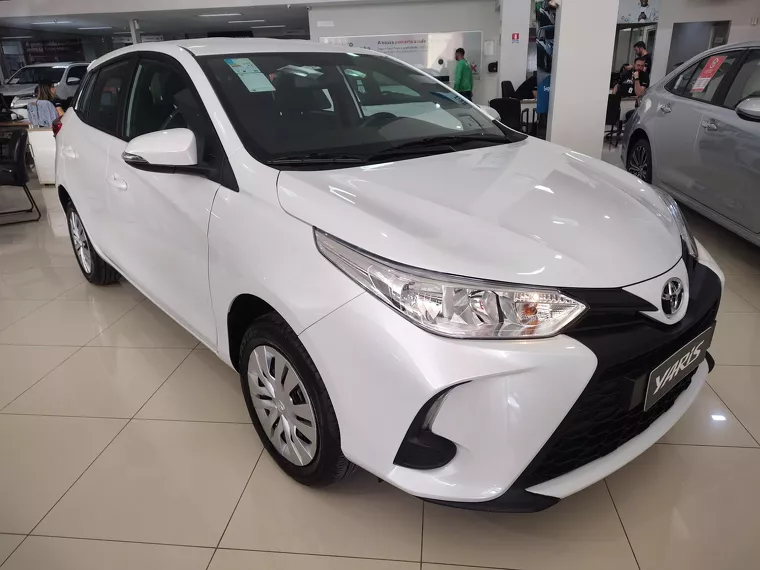 Toyota Yaris Branco 6