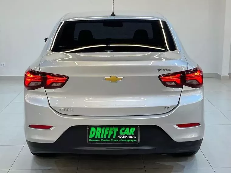 Chevrolet Onix Prata 18