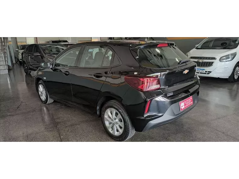 Chevrolet Onix Preto 6