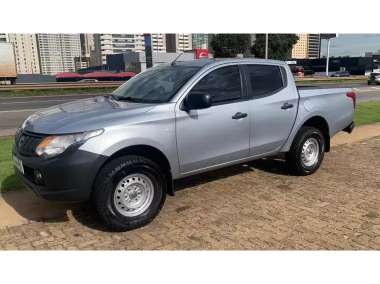 Mitsubishi L200 Triton Prata 31