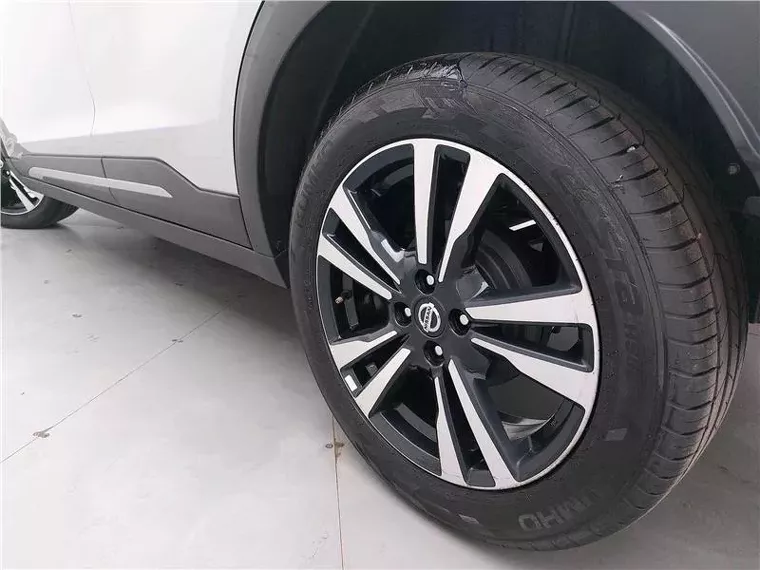 Nissan Kicks Prata 6