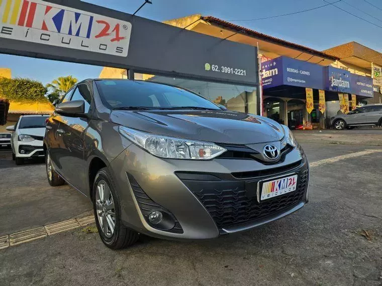 Toyota Yaris Cinza 2