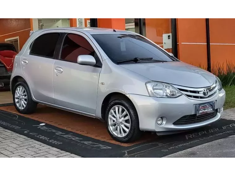 Toyota Etios Prata 1