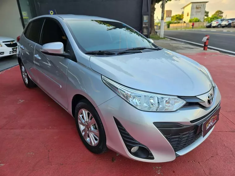 Toyota Yaris Prata 4