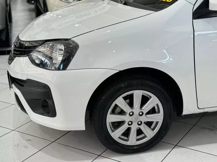 Toyota Etios Branco 7