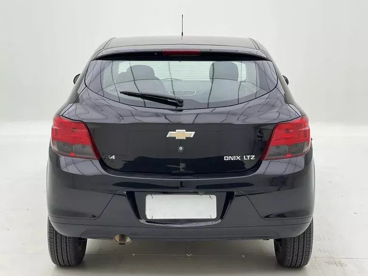 Chevrolet Onix Preto 3