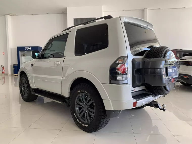 Mitsubishi Pajero Branco 14