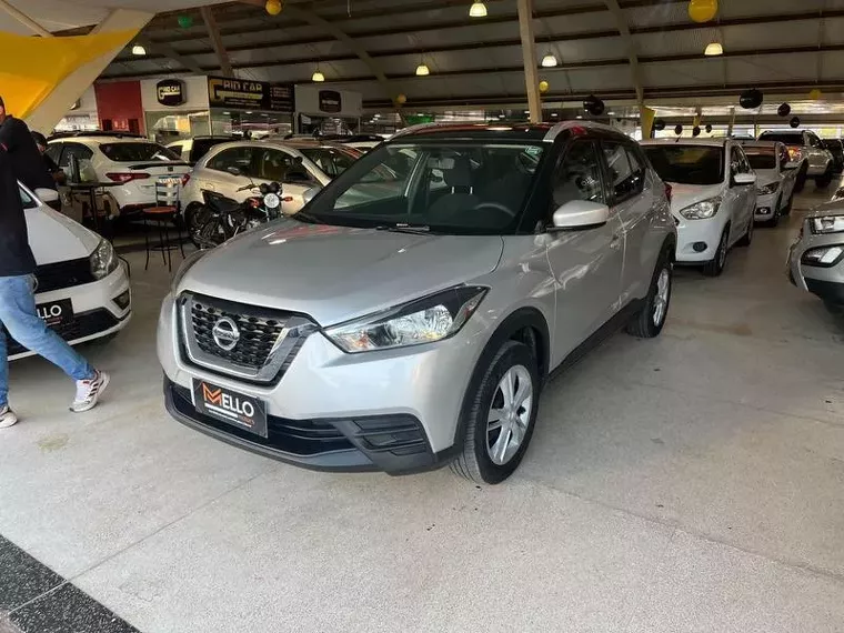 Nissan Kicks Prata 8