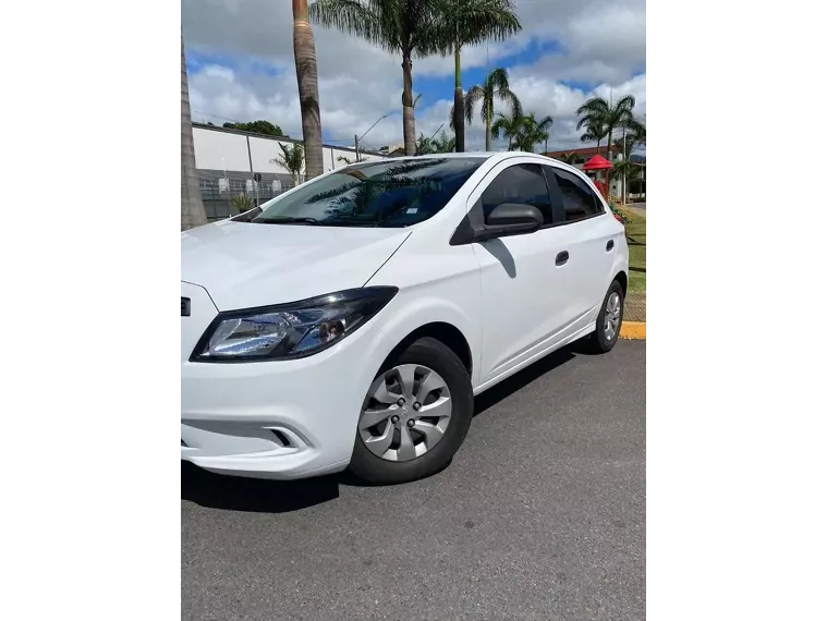 Chevrolet Onix Branco 1