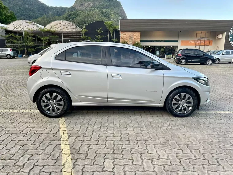 Chevrolet Onix Prata 6