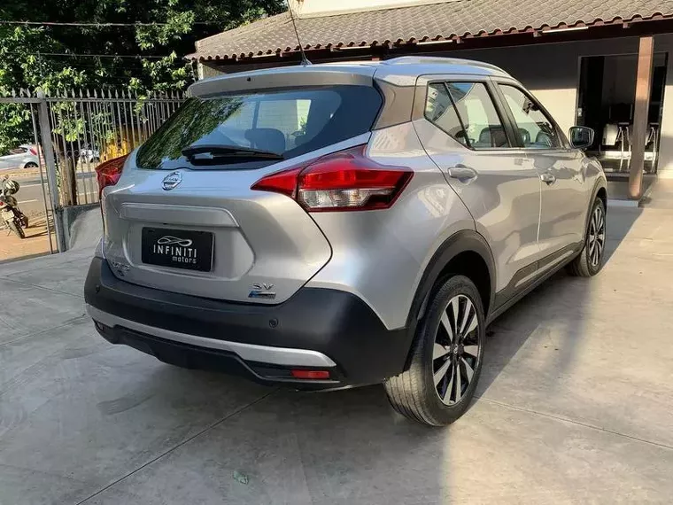 Nissan Kicks Prata 4