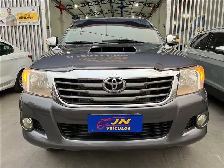 Toyota Hilux Cinza 2