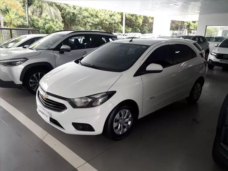 Chevrolet Onix Branco 5