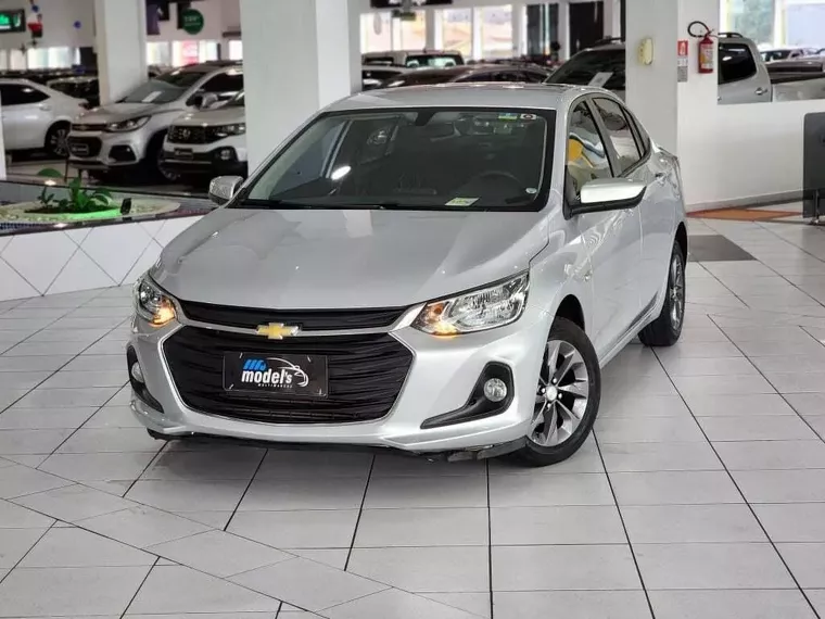 Chevrolet Onix Prata 1