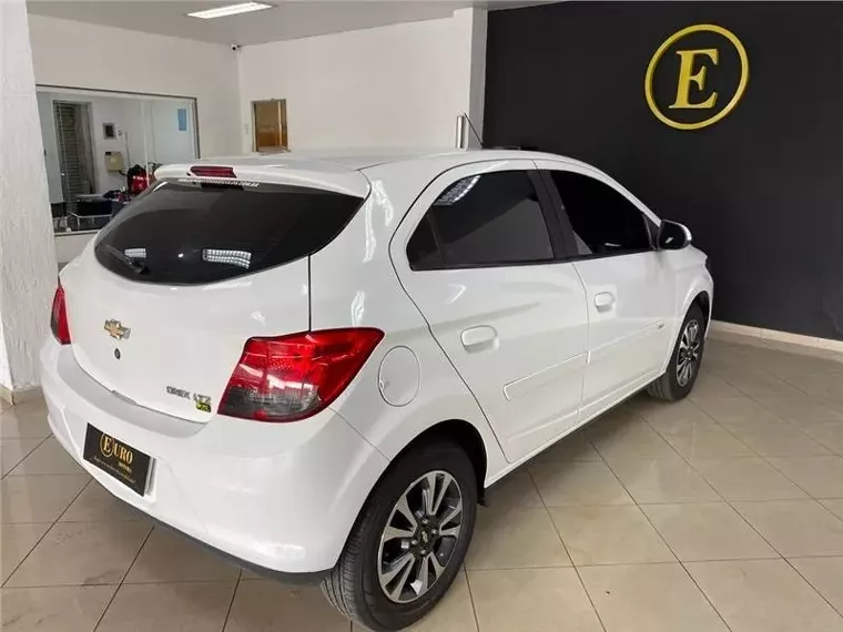 Chevrolet Onix Branco 11