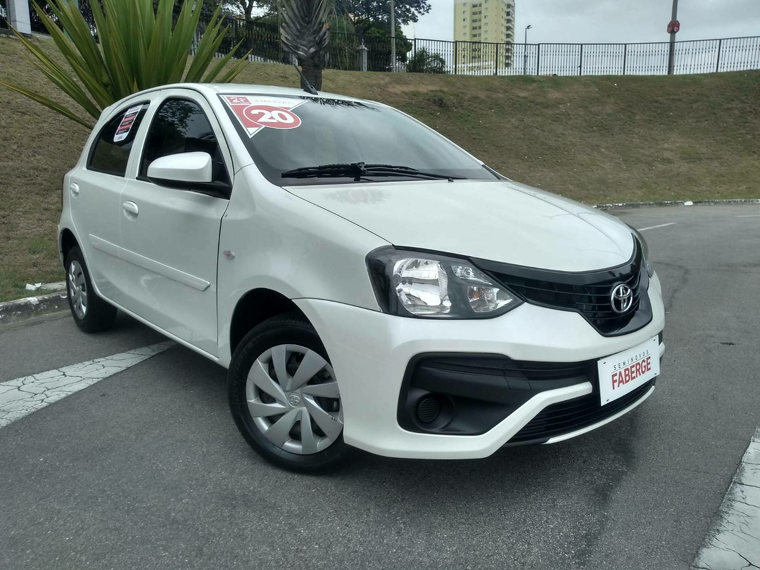 Toyota Etios Branco 1