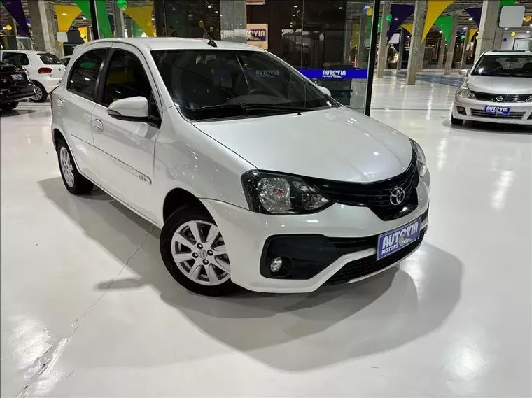 Toyota Etios Branco 10