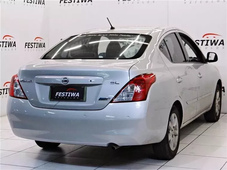 Nissan Versa Prata 8