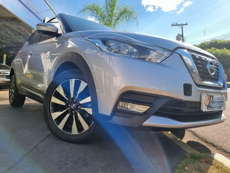 Nissan Kicks Prata 8