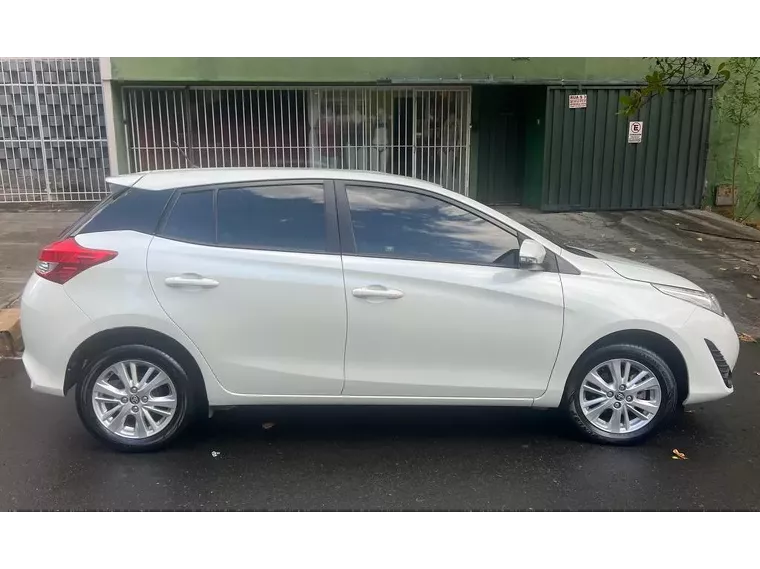 Toyota Yaris Branco 6