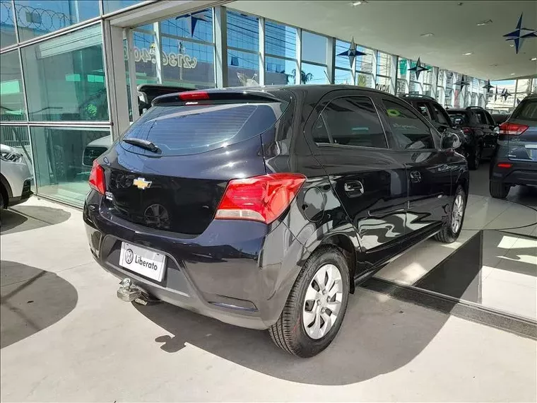 Chevrolet Onix Preto 6