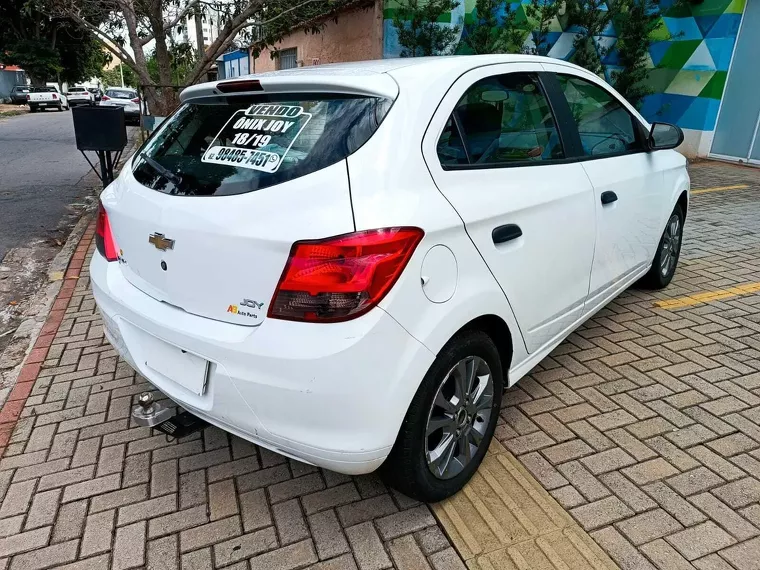 Chevrolet Onix Branco 9