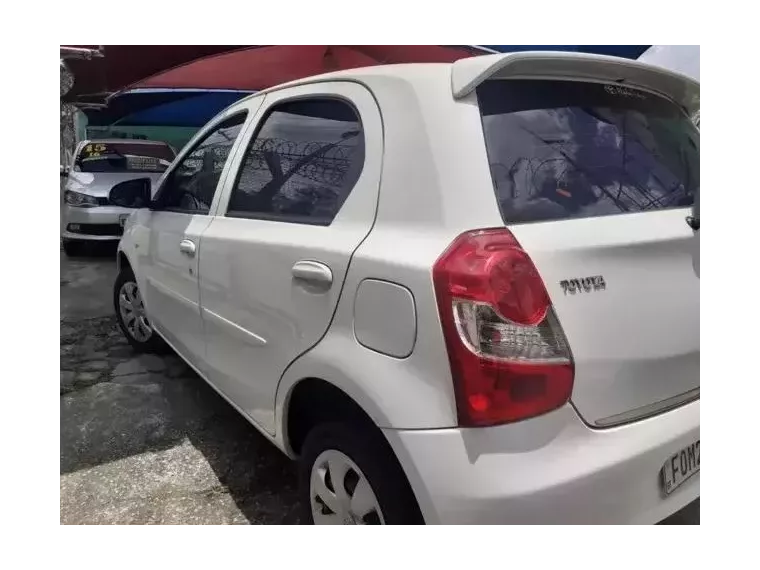 Toyota Etios Branco 8