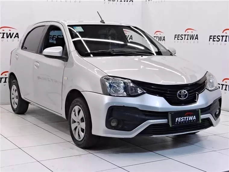 Toyota Etios Prata 5