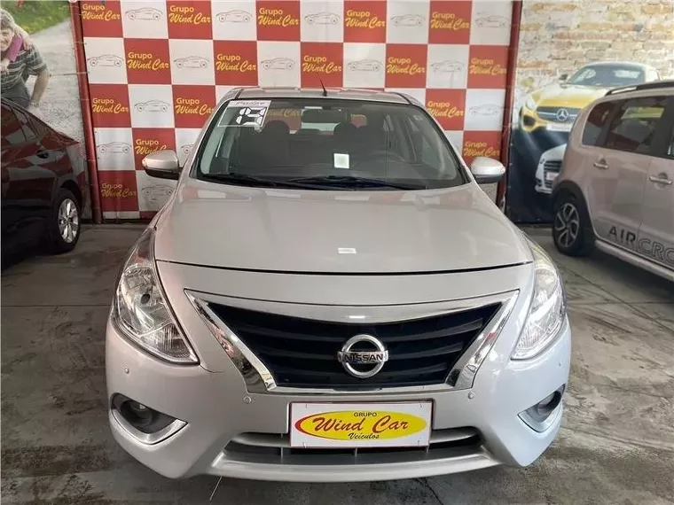 Nissan Versa Prata 4