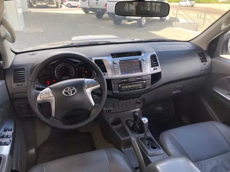 Toyota Hilux Bege 4