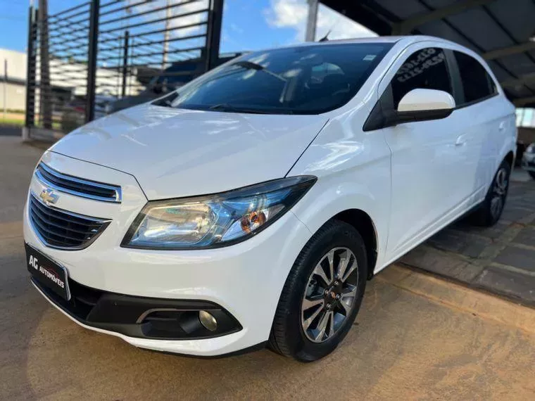 Chevrolet Onix Branco 1