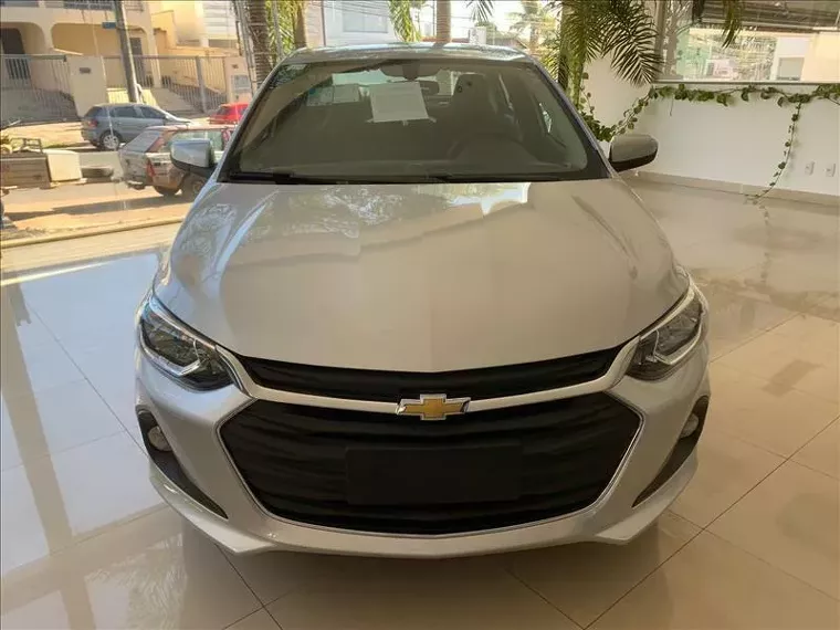 Chevrolet Onix Prata 8