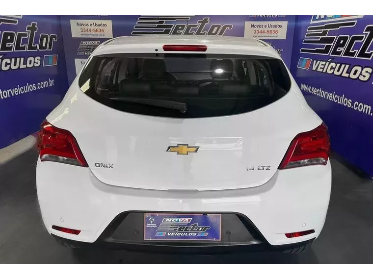 Chevrolet Onix Branco 2