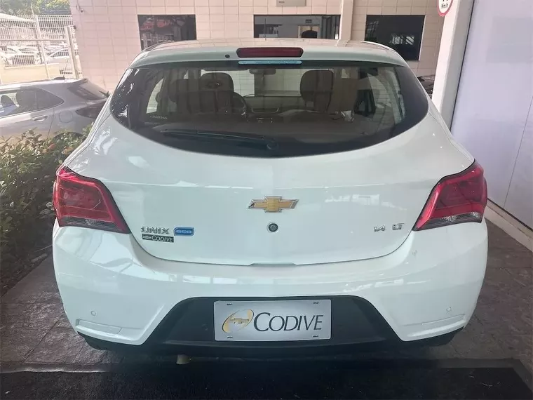 Chevrolet Onix Branco 11