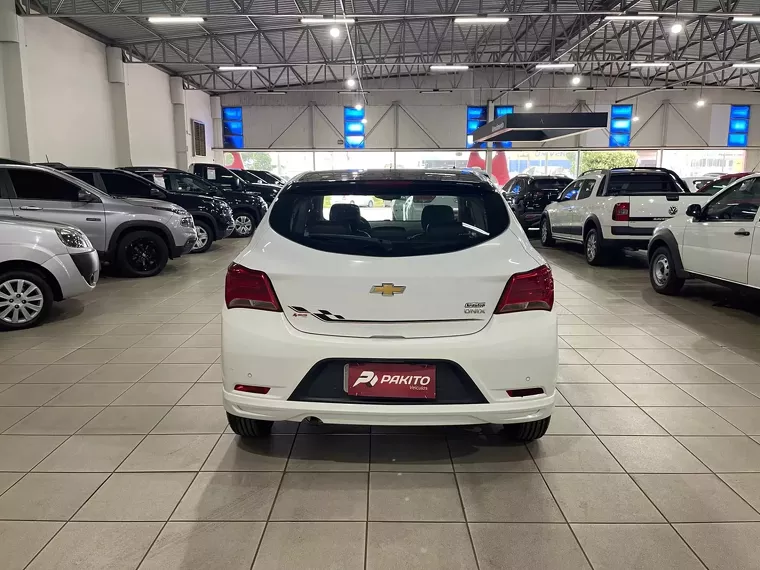 Chevrolet Onix Branco 6