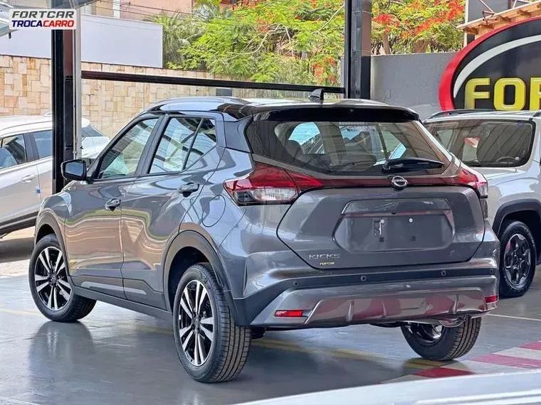 Nissan Kicks Cinza 1