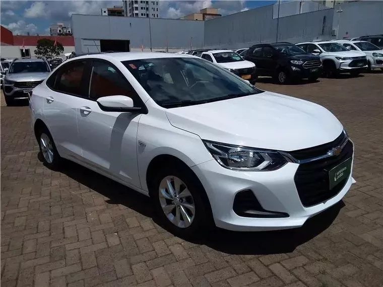 Chevrolet Onix Branco 9