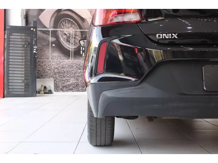 Chevrolet Onix Preto 18