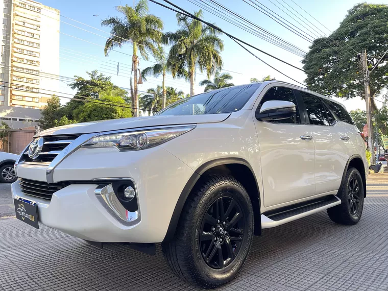 Toyota Hilux SW4 Branco 33