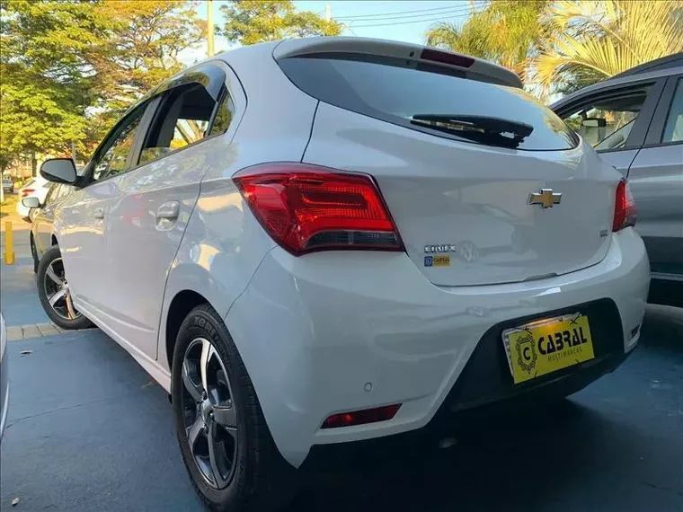 Chevrolet Onix Branco 3