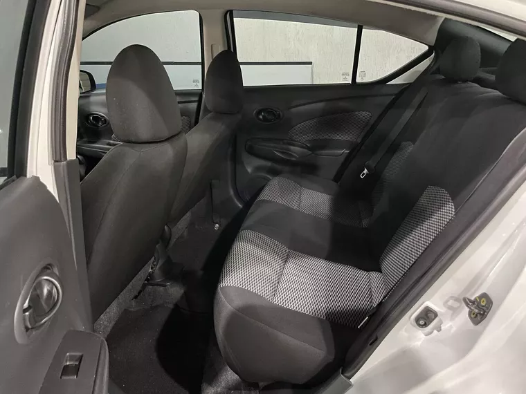 Nissan Versa Branco 9