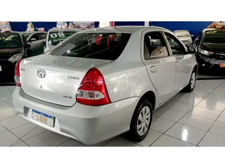 Toyota Etios Prata 8