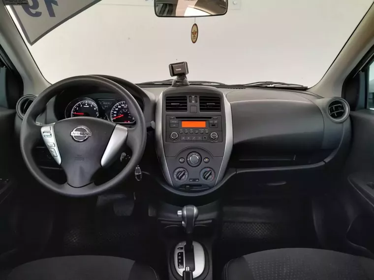 Nissan Versa Branco 11