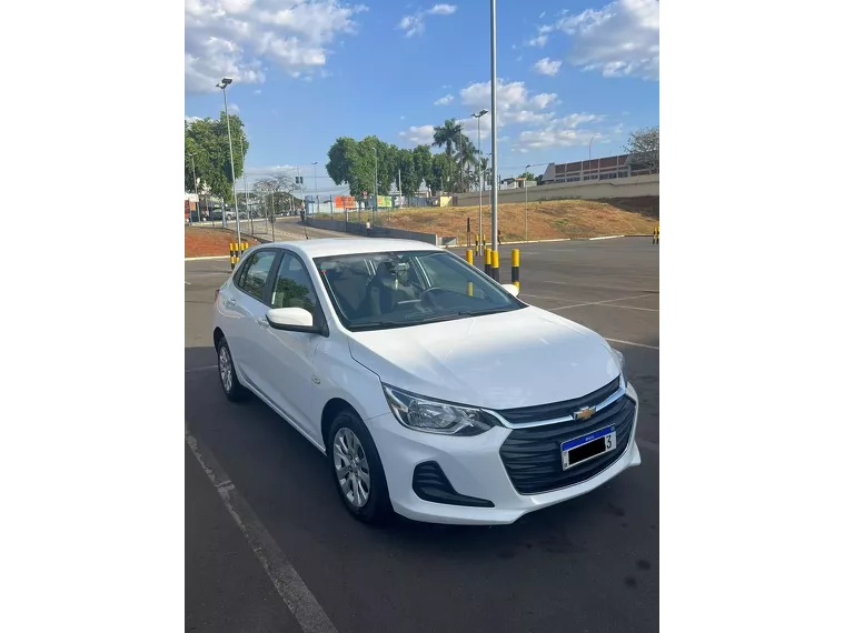 Chevrolet Onix Branco 1