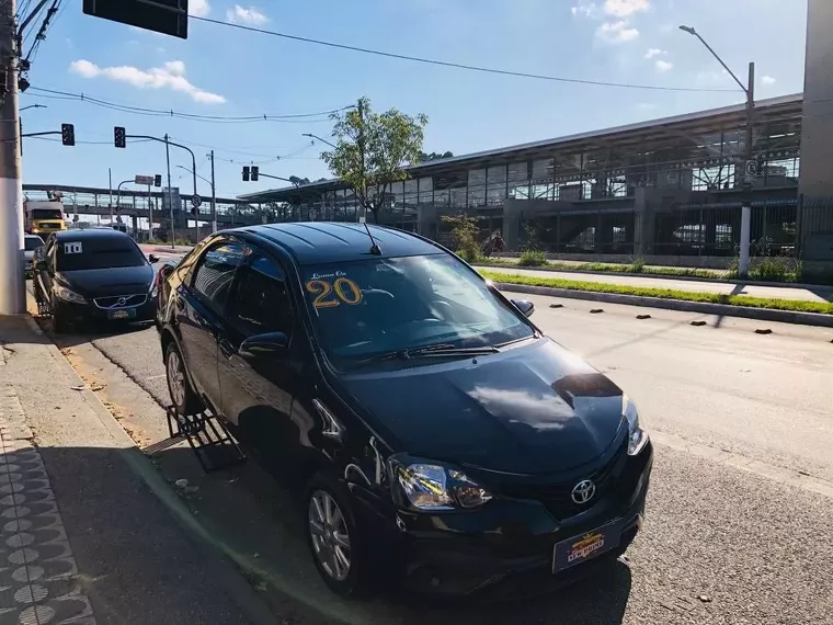 Toyota Etios Preto 10