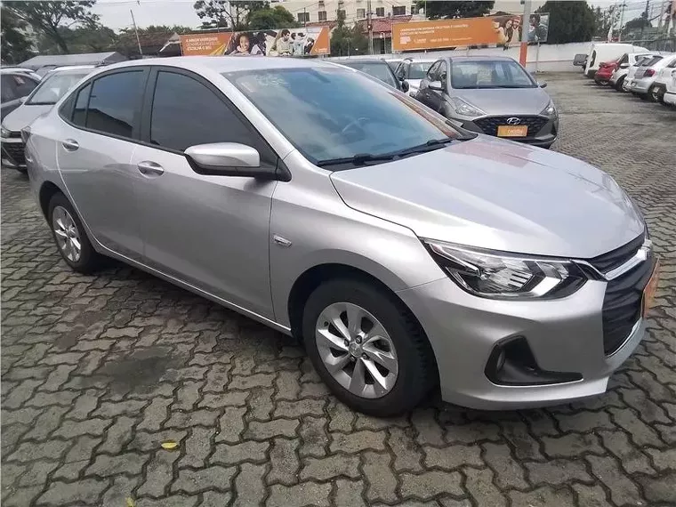 Chevrolet Onix Prata 16